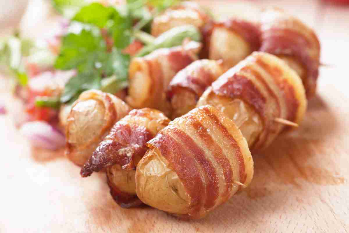 Avevo delle patate novelle e le ho arrotolate con la pancetta per renderle sfiziose, sono andate a ruba