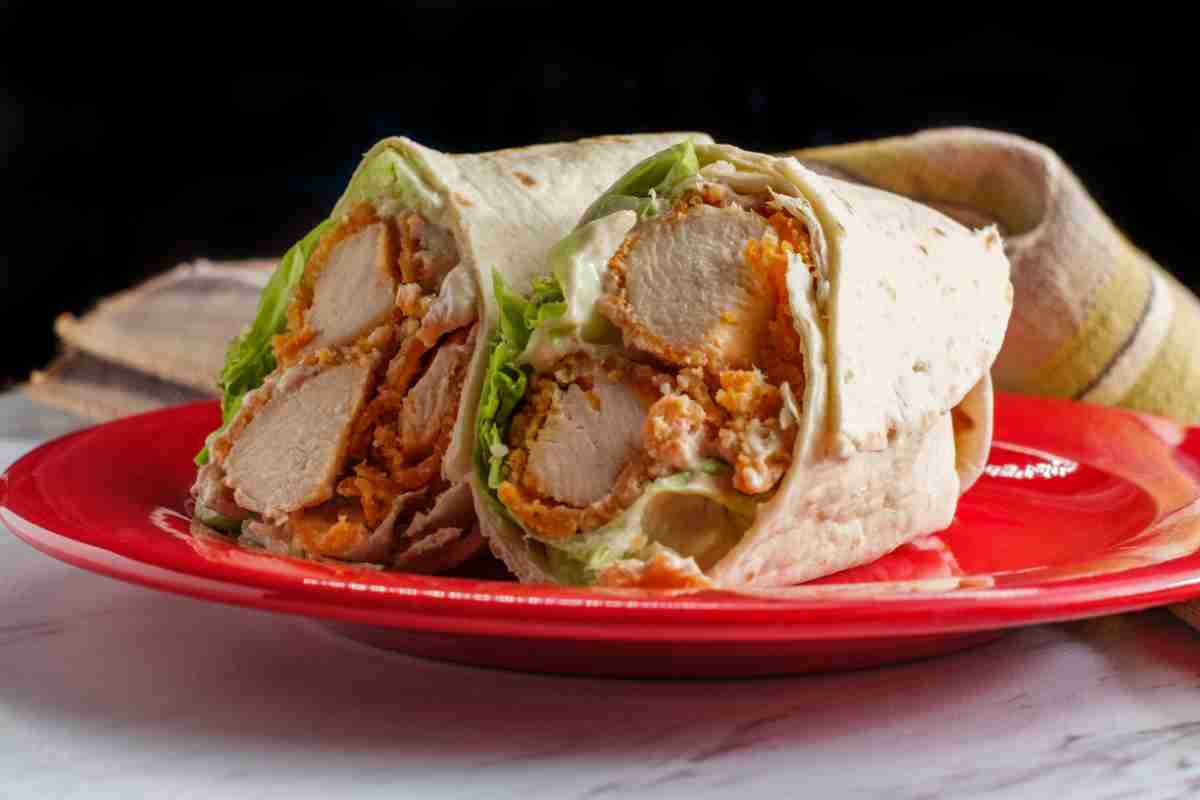 Serata fast food a casa? Prova questa piadina con il pollo e i tuoi amici ti ruberanno la ricetta