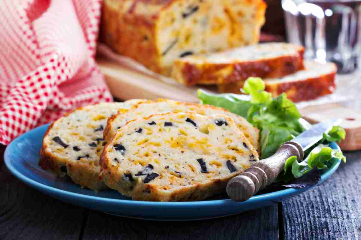 Plumcake salato formaggio e olive nere, se lo fai così viene talmente morbido che tutti faranno il bis