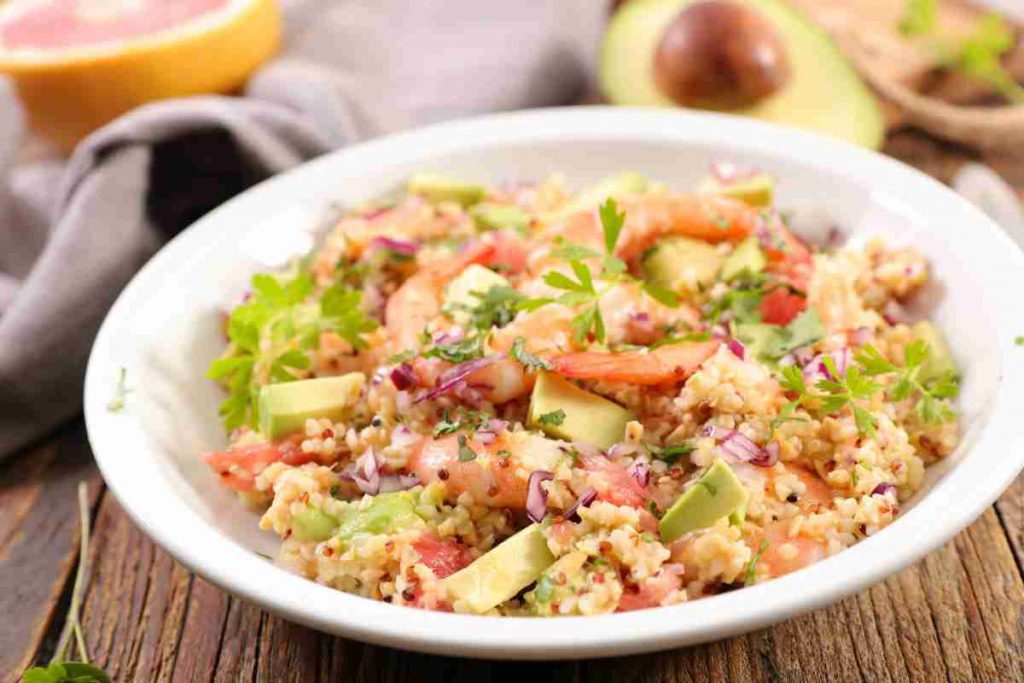 Quinoa con gamberi e avocado