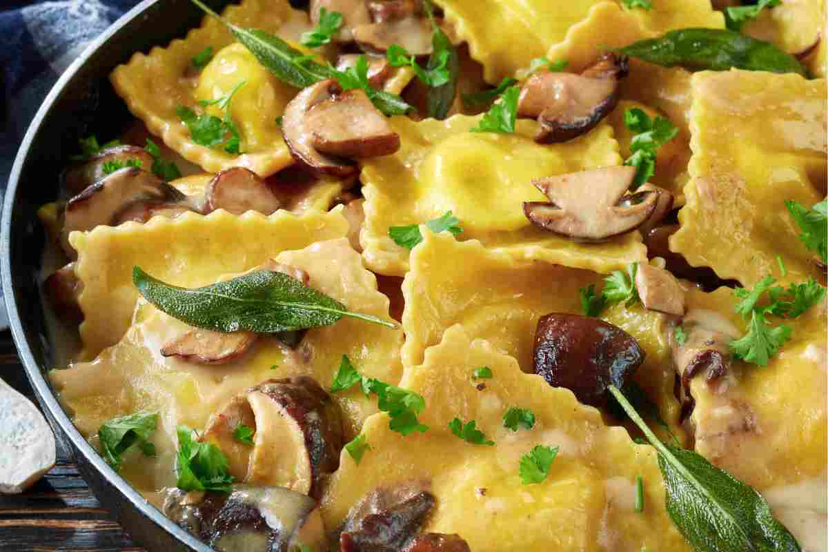 Li preparo sempre con i funghi surgelati, tutti adorano questi ravioli ripieni conditi con i fiocchi