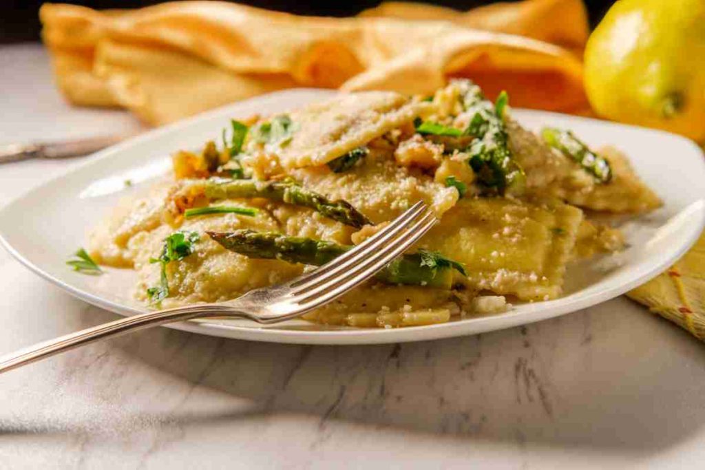 Ravioli al ripieno di asparagi conditi con burro