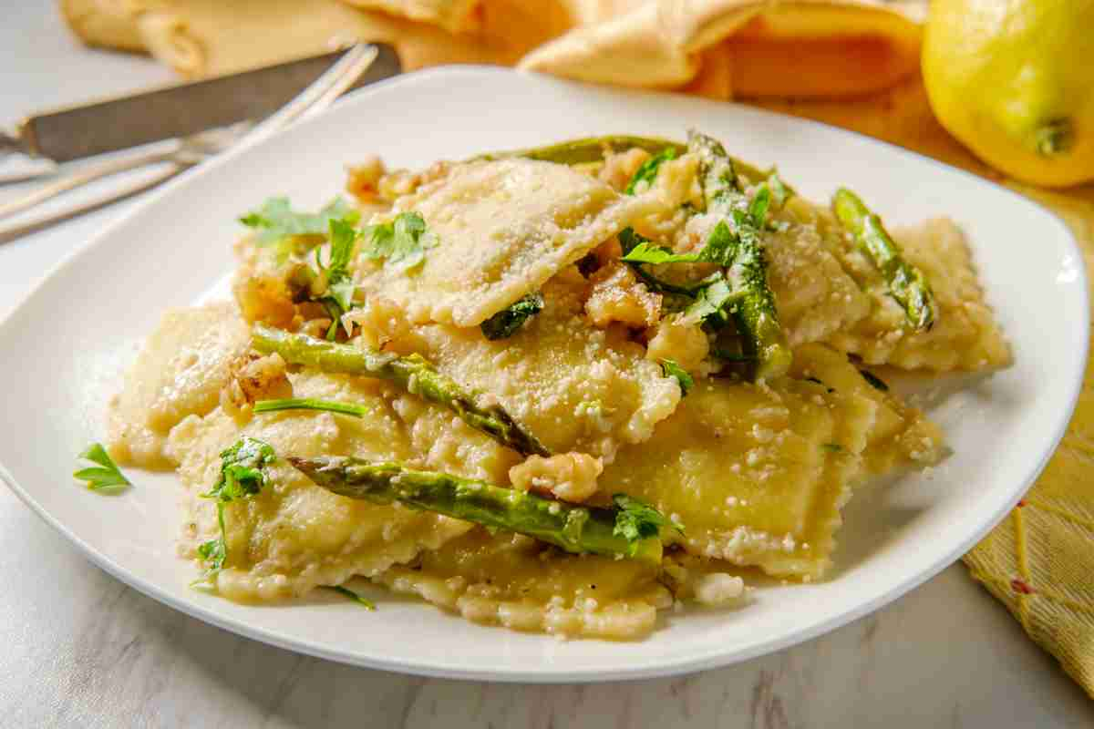 Ravioli con ripieno di asparagi nel piatto