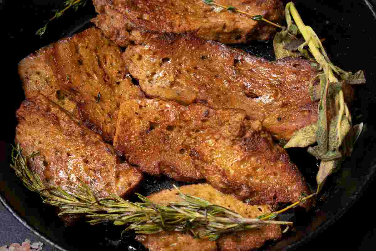 Fette di seitan affumicato in padella