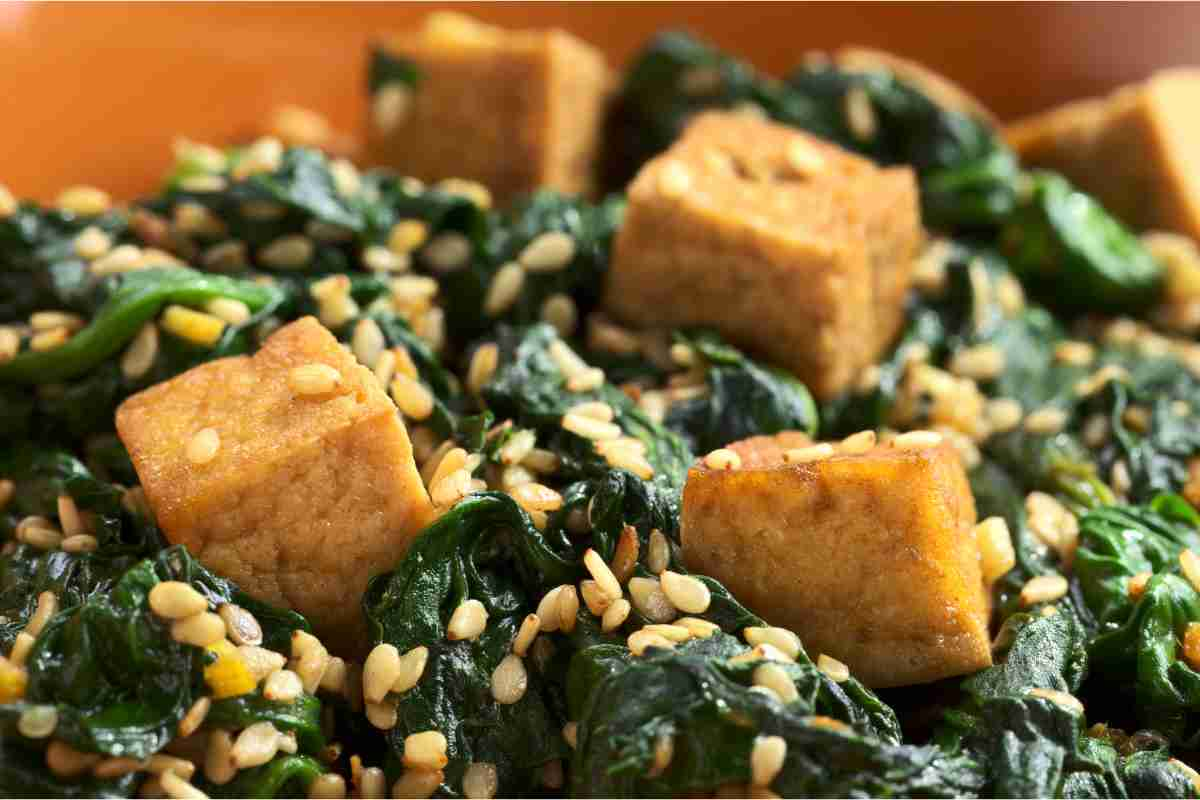 Cosa faccio con gli spinaci e il tofu in cinque minuti, basta una padella e mangi di gusto