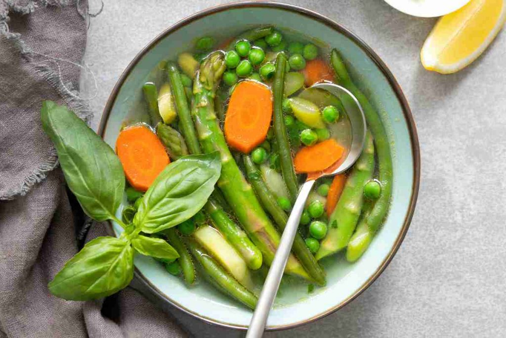 Zuppa di verdure e legumi primaverili 