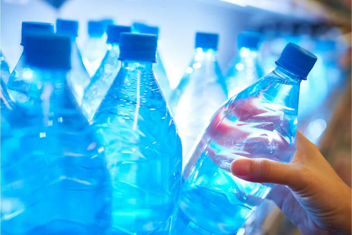 Non tutta l’acqua in bottiglia fa bene ai reni: quali sono le migliori
