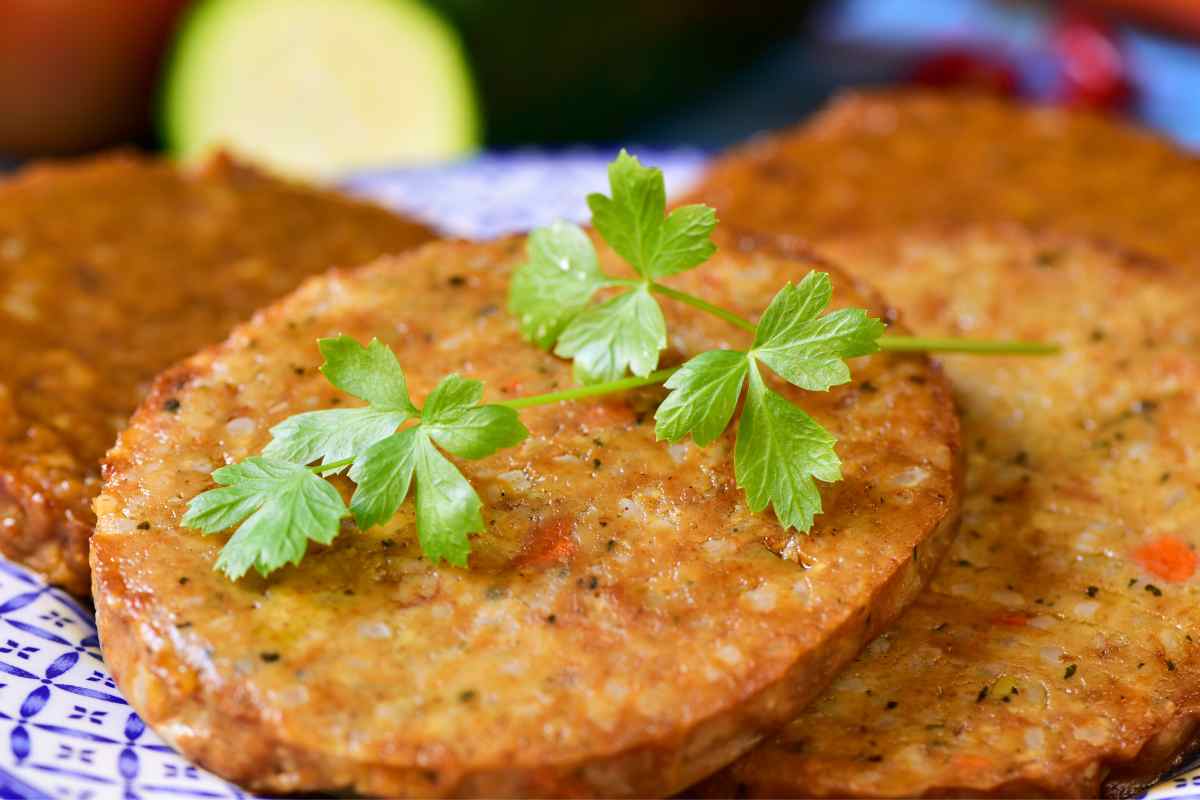 Burger vegano e senza glutine, per farlo ti basteranno tofu e nocciole: la ricetta