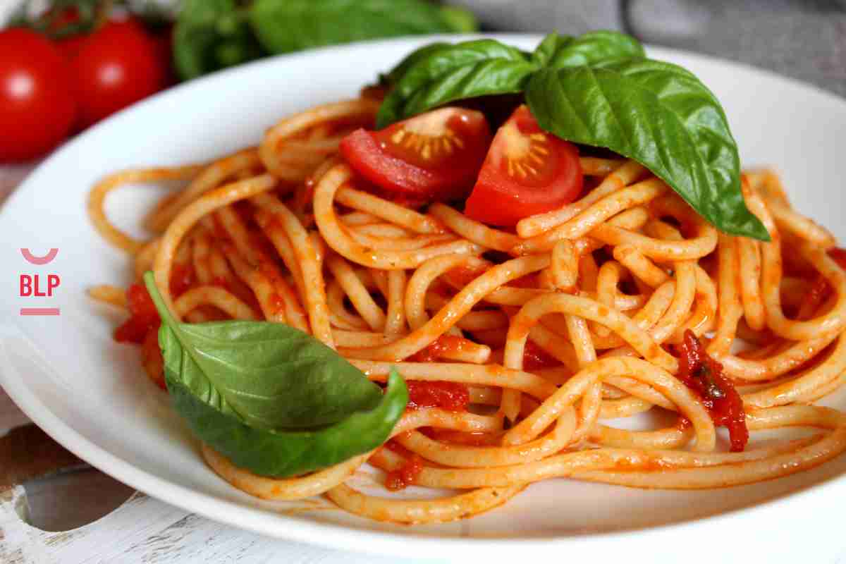 Piatto di spaghetti al pomodoro