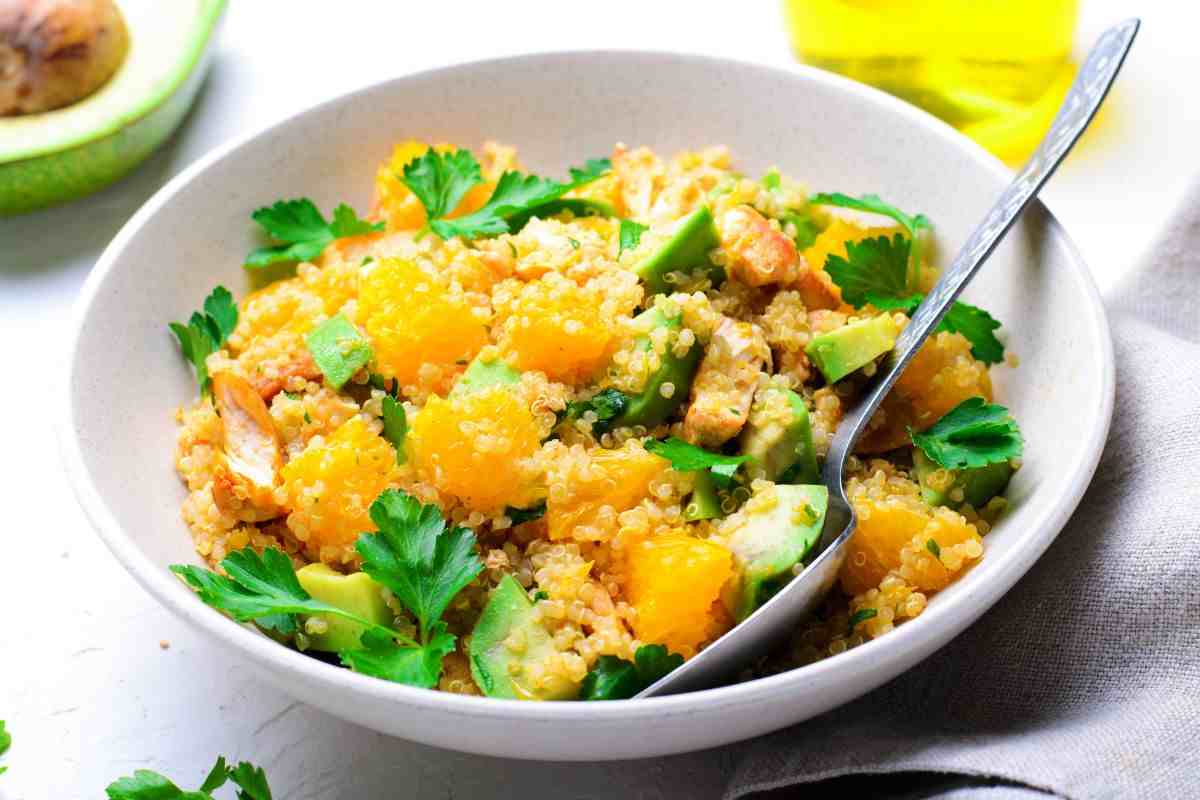 Ho preparato una cena light per rimettermi in forma, l’insalata di quinoa con arance e avocado è una vera delizia per il palato