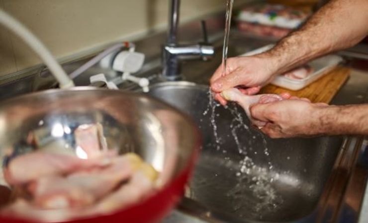 alimenti da non lavare: pollo e insalata