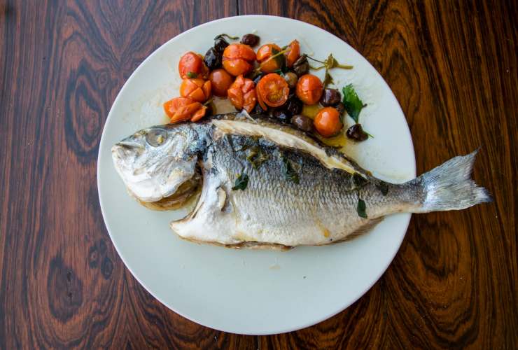 pesce al forno con pomodorini e olive