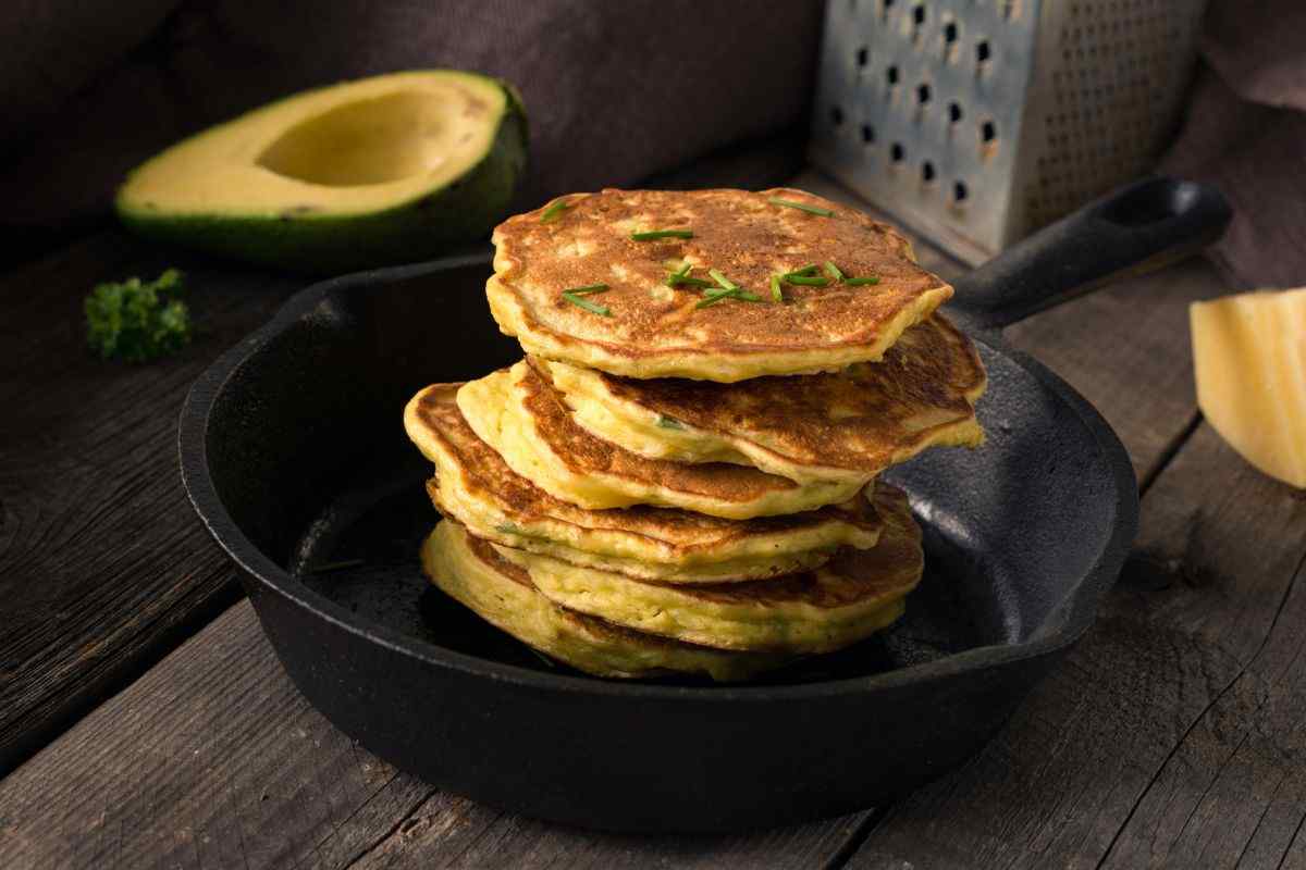 Pancakes vegetariani croccanti e filanti per cene veloci e sfiziose: anche i bambini li adoreranno