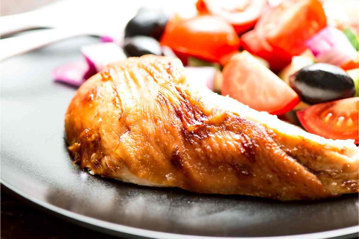 Il petto di pollo proprio non ti piace? Cucinalo alla Mediterranea e sarà tutta un’altra storia. La ricetta