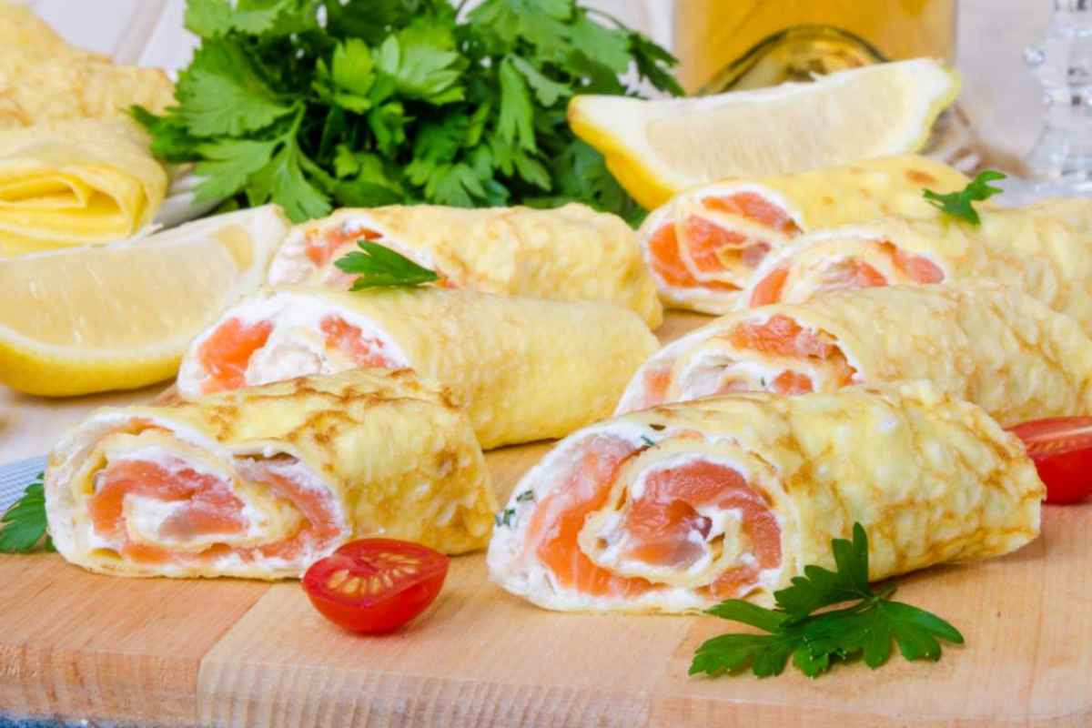 La ricetta svuotafrigo per una cena perfetta, il rotolo di frittata farcito con salmone e philadelphia