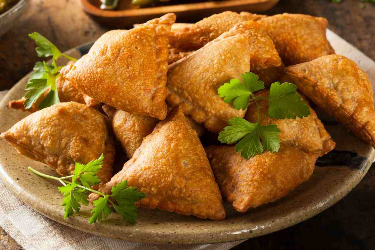 Samosa al curry, il finger food indiano pronto in meno di 10 minuti