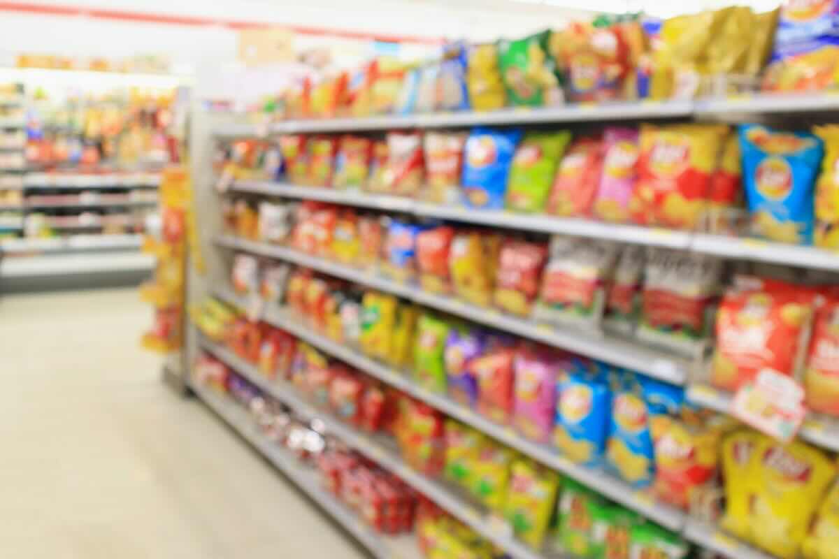 Nuova allerta alimentare, maxi ritiro di patatine dagli scaffali dei supermercati: marca e dettagli