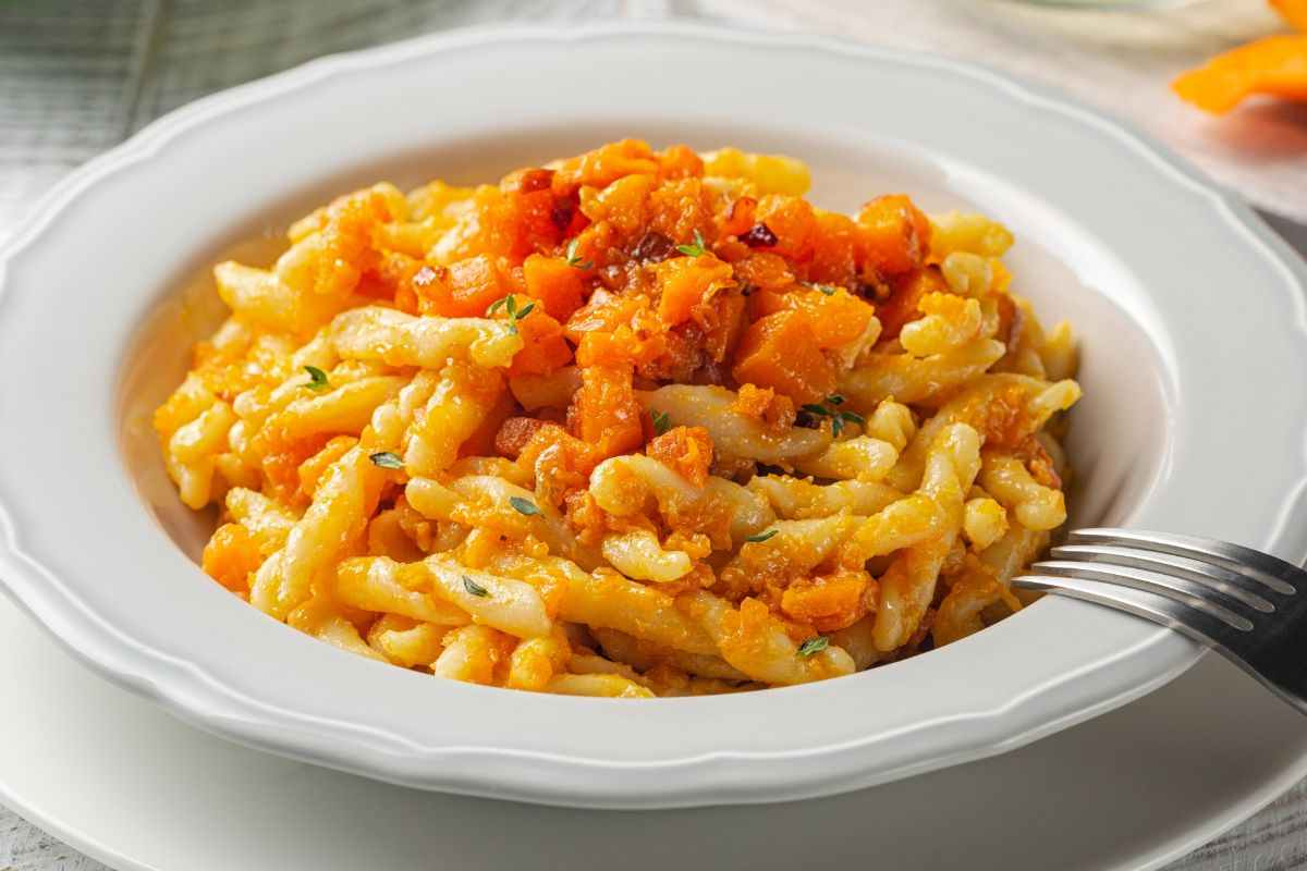 Strozzapreti alla zucca, un primo piatto cremoso e semplicissimo per iniziare al meglio la settimana