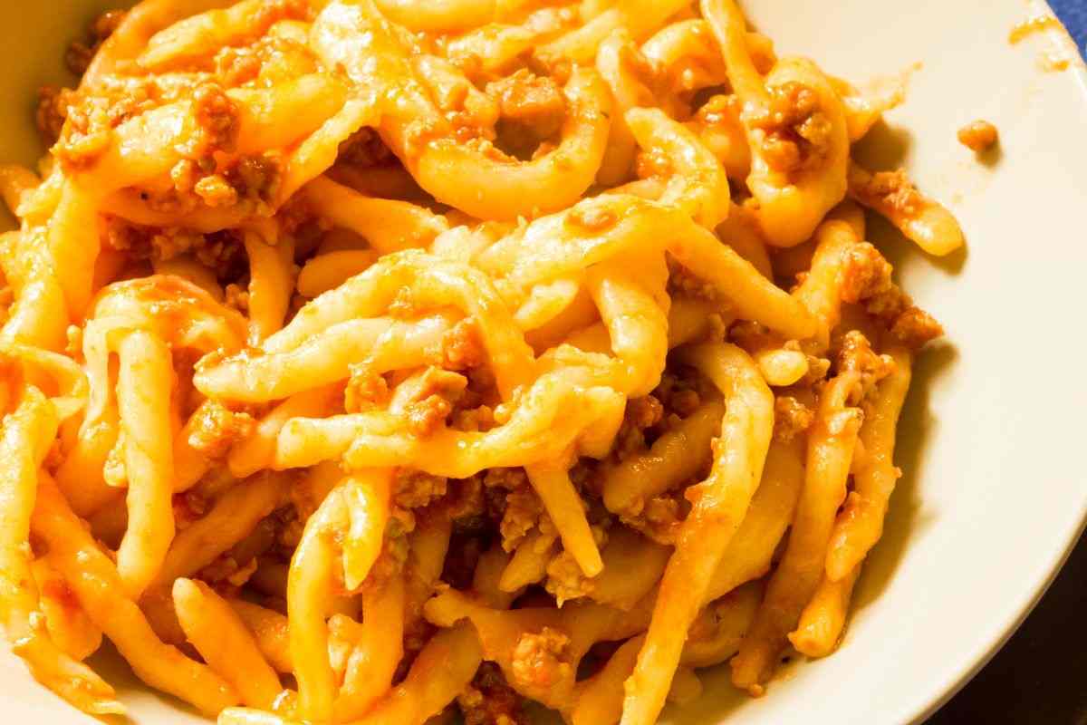 strozzapreti con ragù di salsiccia ricetta