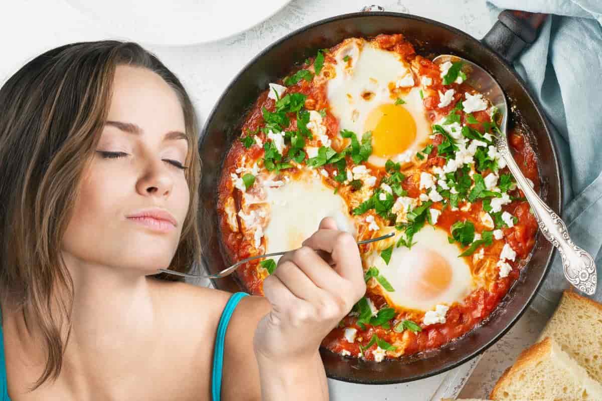 Ricetta delle uova al pomodoro, si preparano in pochi minuti e la scarpetta è d’obbligo