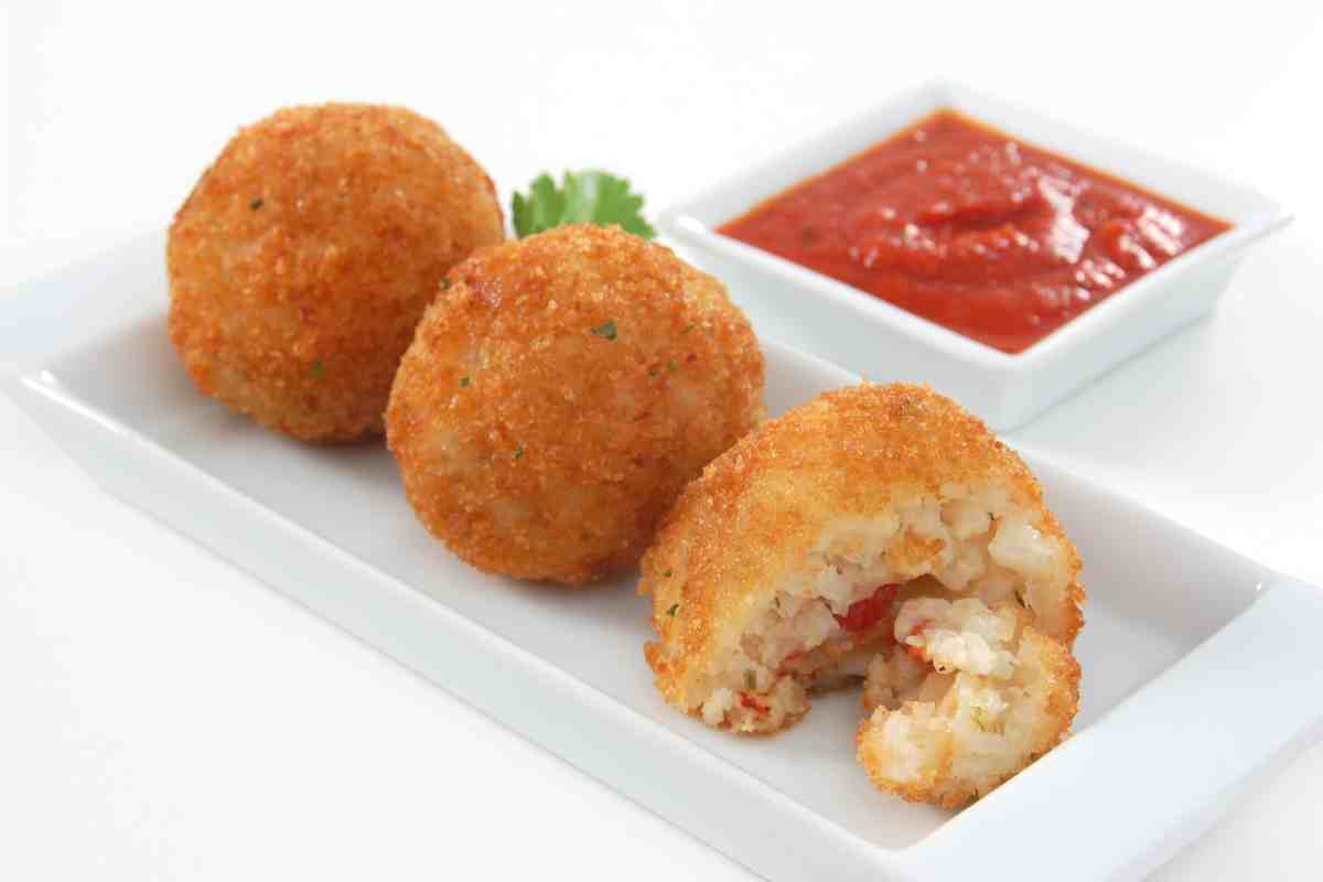 Sono strepitosi questi arancini con i gamberi, la variante gourmet del classico street food siciliano