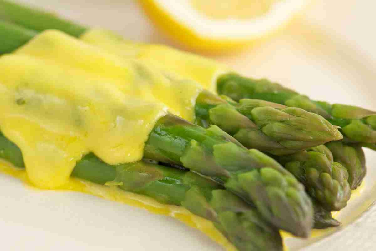 Asparagi con salsa olandese con spicchio di limone