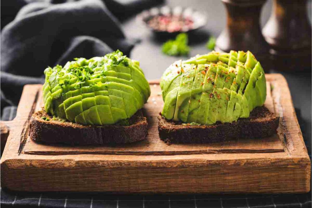 Avocado toast su tagliere