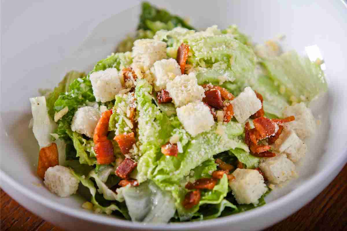 Caesar salad con speck per la ricetta del giorno