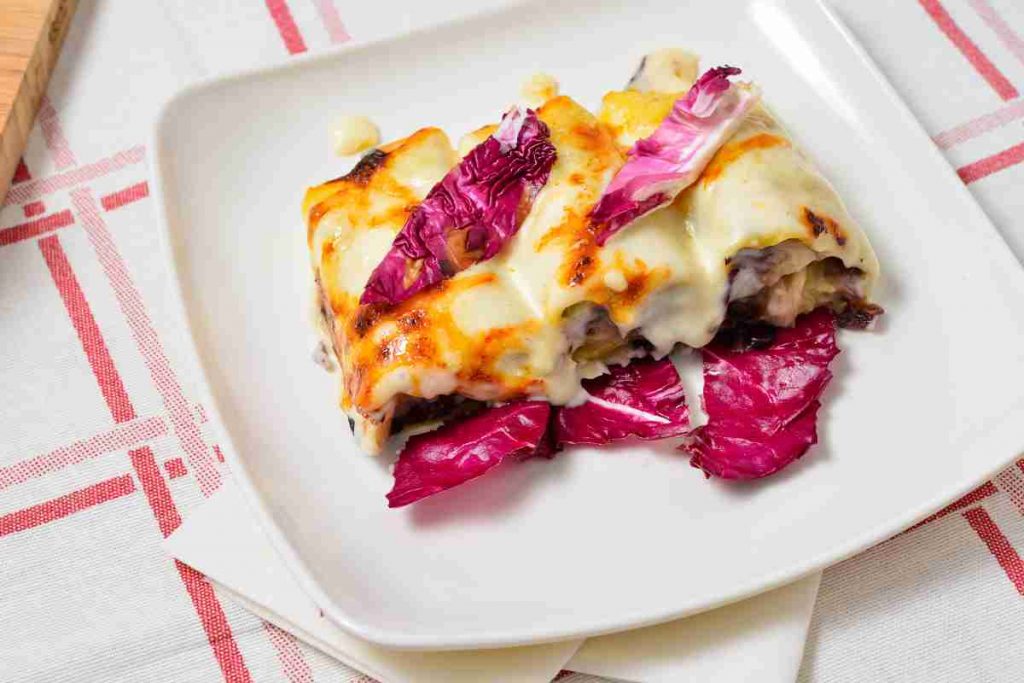 Cannelloni ripieni di taleggio e radicchio in un piatto quadrato per primi piatti sfiziosi