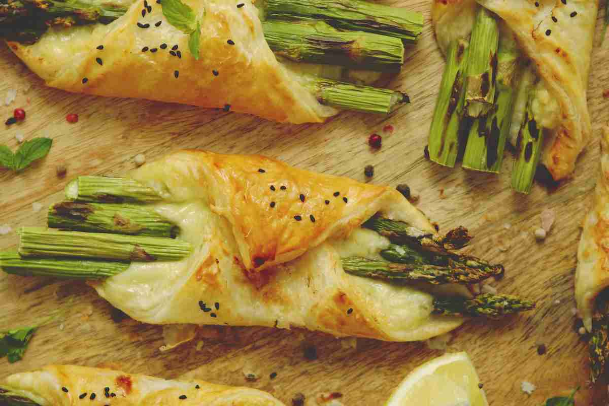 Cannoli di pasta sfoglia e asparagi