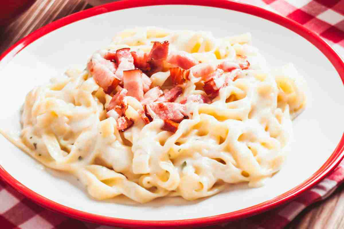 Tagliatelle alla carbonara americana con il bacon per la ricetta del giorno