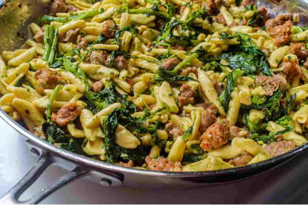 padella con cavatelli con la salsiccia e le cime di rapa per la ricetta del giorno di primi piatti sfiziosi