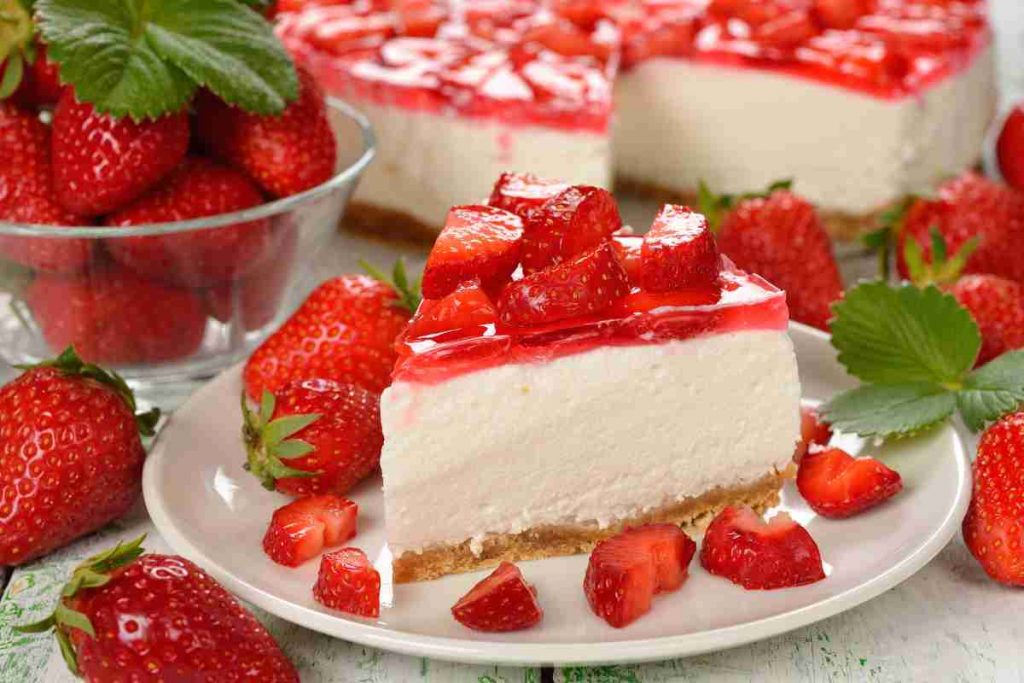 Porzione di cheesecake con fragole 