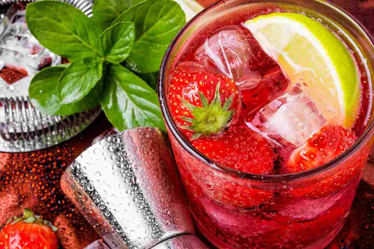 bicchiere colmo di Cocktail analcolico con le fragole con spicchio di lime