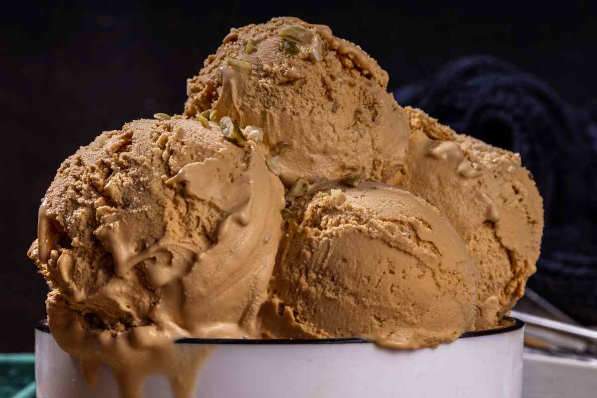 coppa del nonno fai da te, palline di gelato al caffè in una ciotola