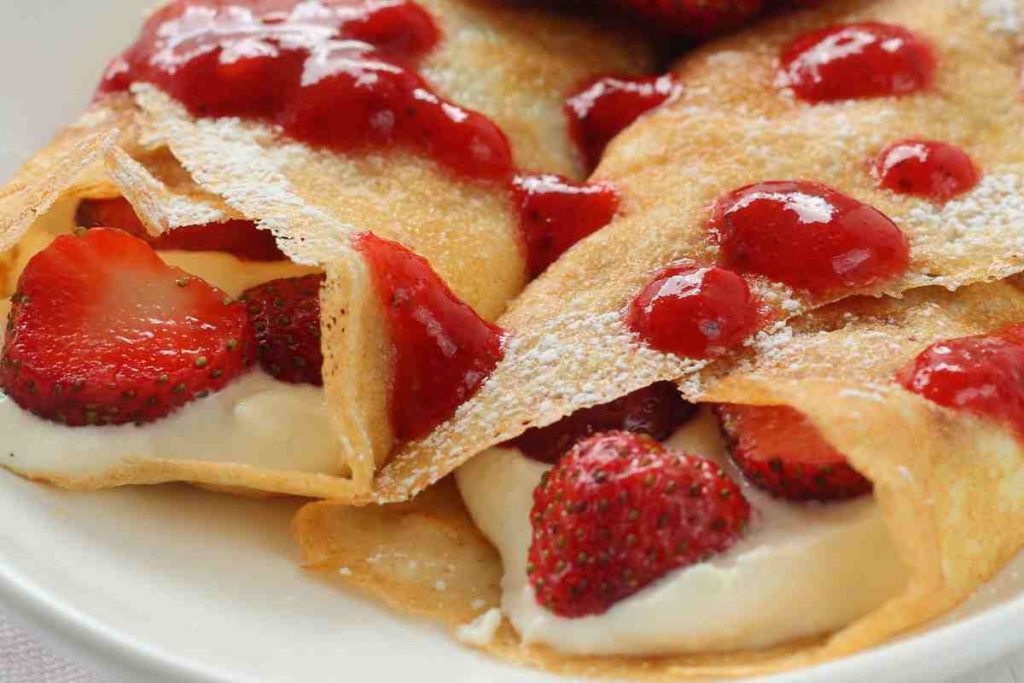 vassoio con crepes crema e fragole