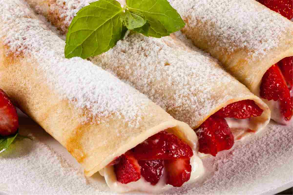 Ho riempito di crema questi rotoli con la fragole ed è venuto fuori un dessert fantastico in 5 minuti