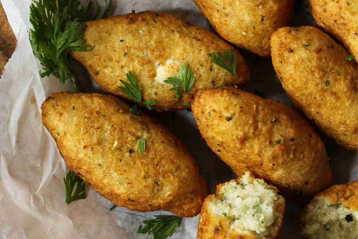 Crocchette di patate e piselli, la ricetta è semplice ma al palato è un’esplosione di sapori