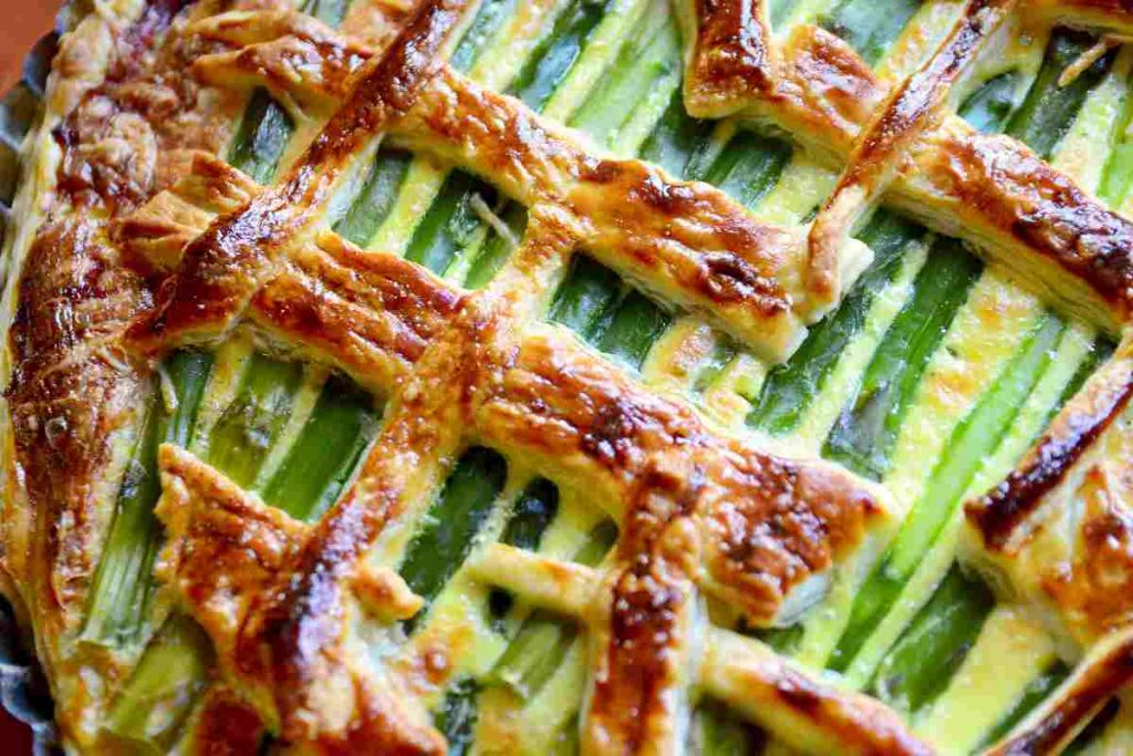 Crostata salata agli asparagi vista dall'alto