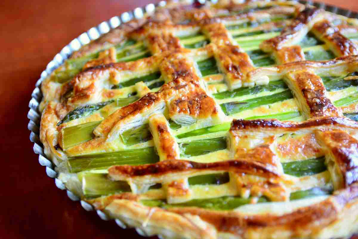 Crostata salata con gli asparagi: basta un rotolo di sfoglia pronta e faccio una torta rustica pazzesca