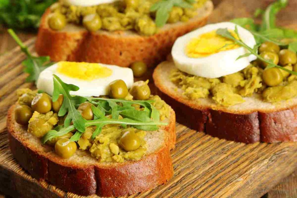 Crostini piselli e uova sode