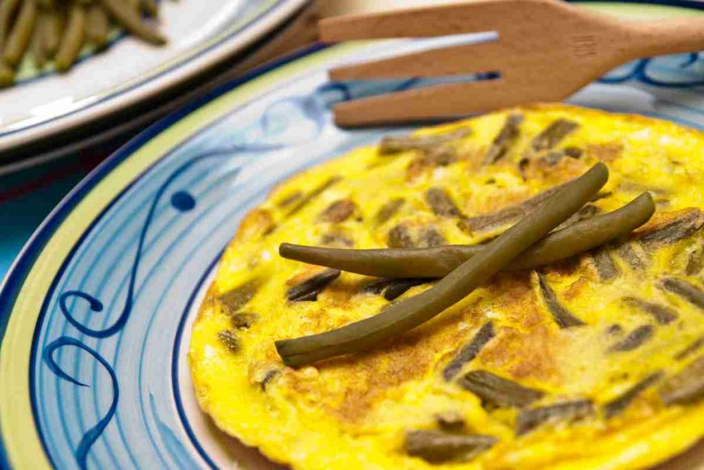 Frittata con i fagiolini nel piatto