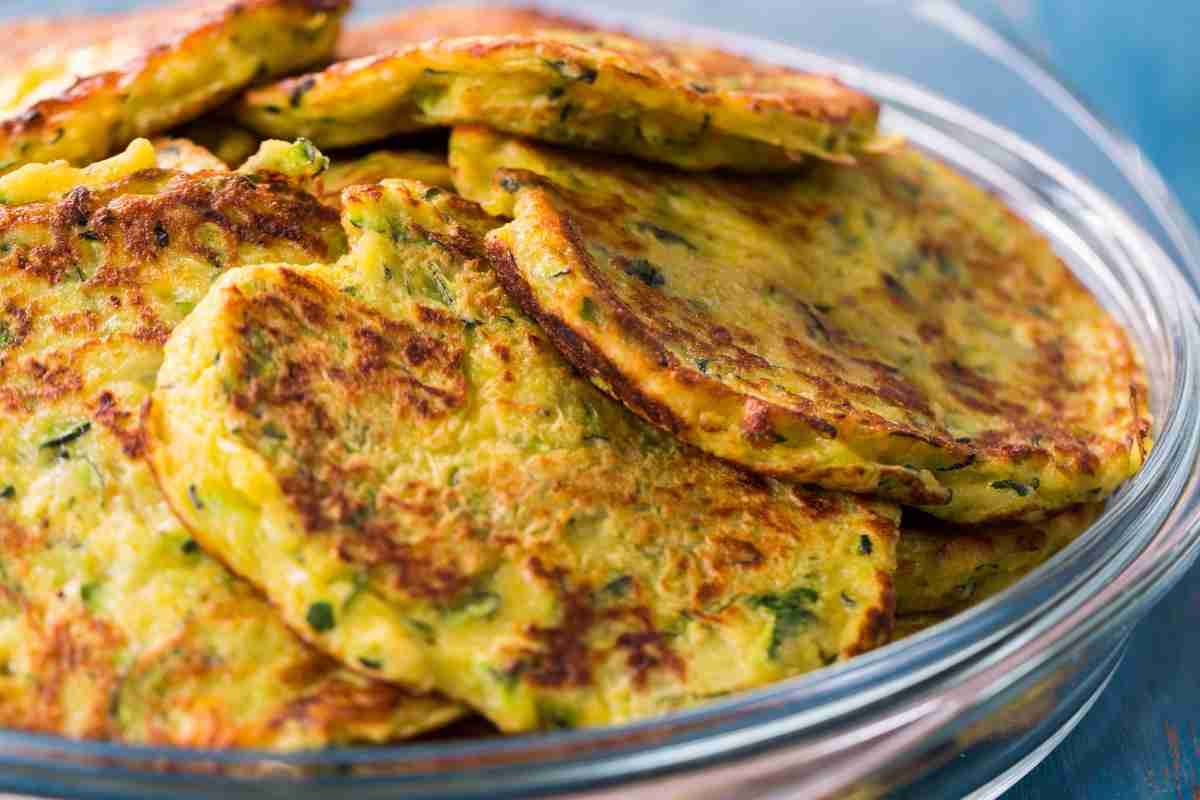 Gustose frittelle alle zucchine senza friggere nulla, sono buonissime e piacciono a tutti