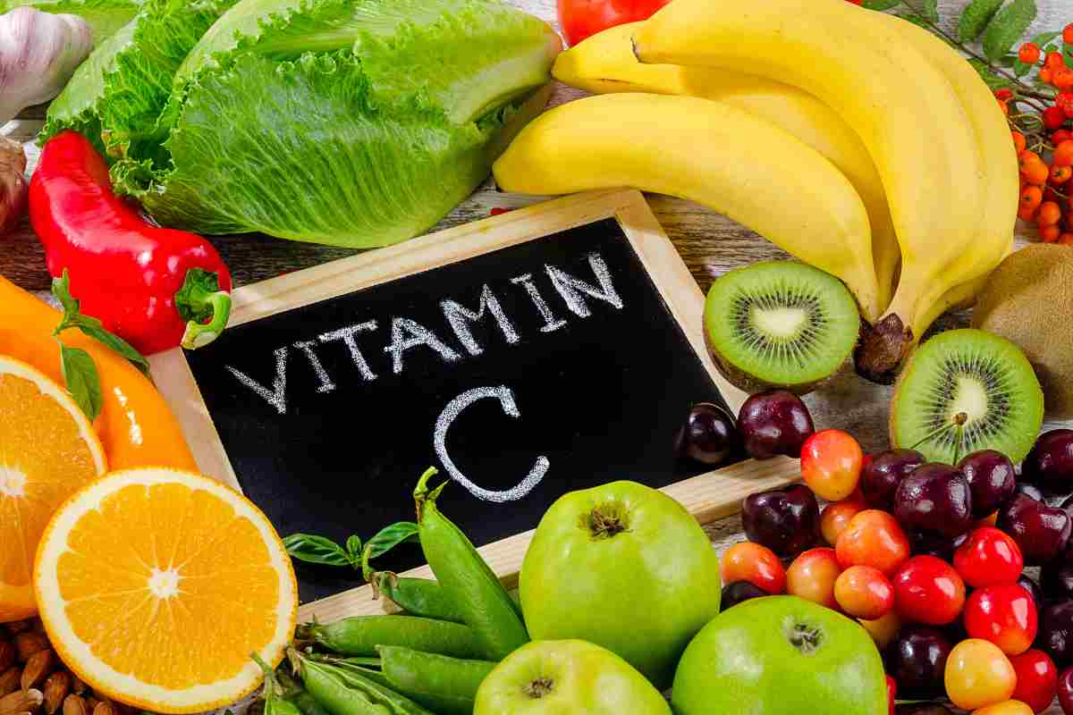 Frutti e lavagna con su scritto vitamina C
