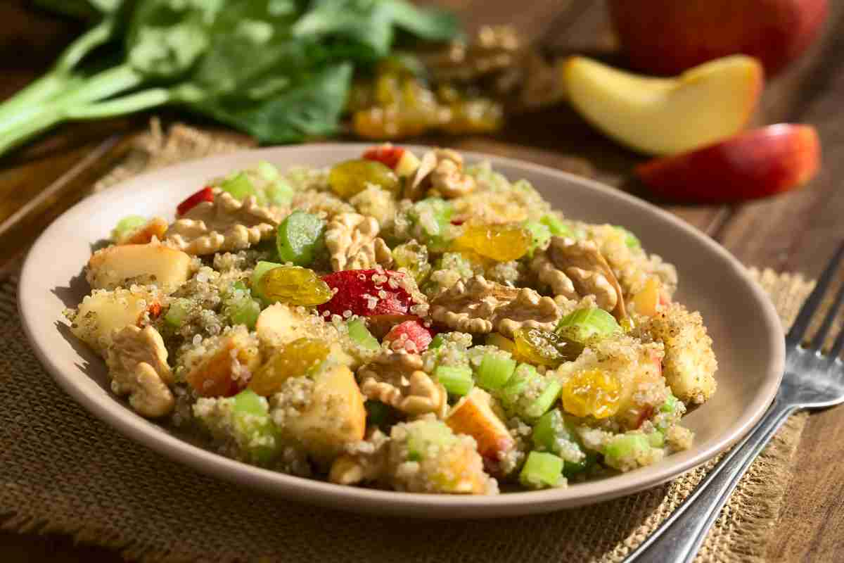 Piatto con insalata Waldorf con la quinoa