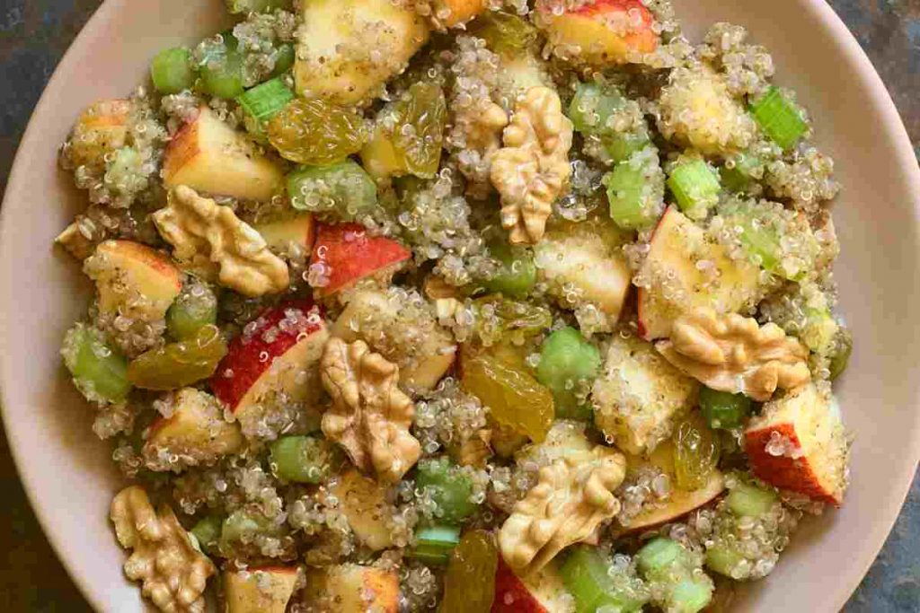 Insalata Waldorf con quinoa vista dall'alto