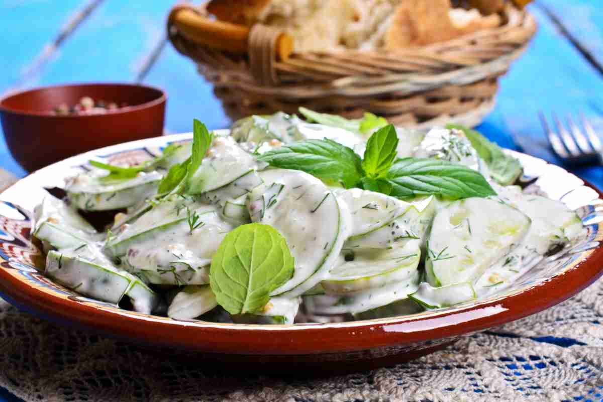 Con questa insalata di cetrioli e yogurt perdi peso con gusto, è velocissima ed esalta i piatti con cui l’abbini