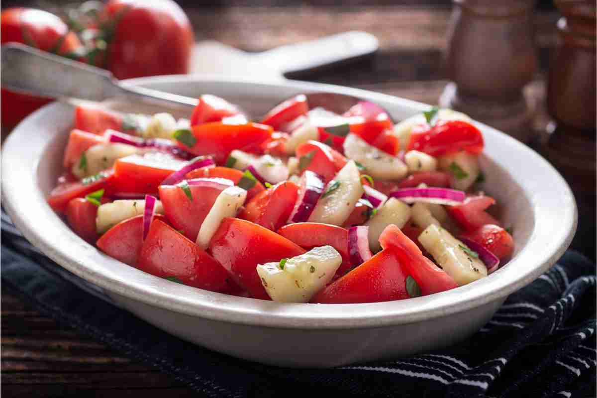 Insalata di cetrioli, pomodoro e cipolle di Tropea, è il contorno speciale super leggero amico della linea e del palato