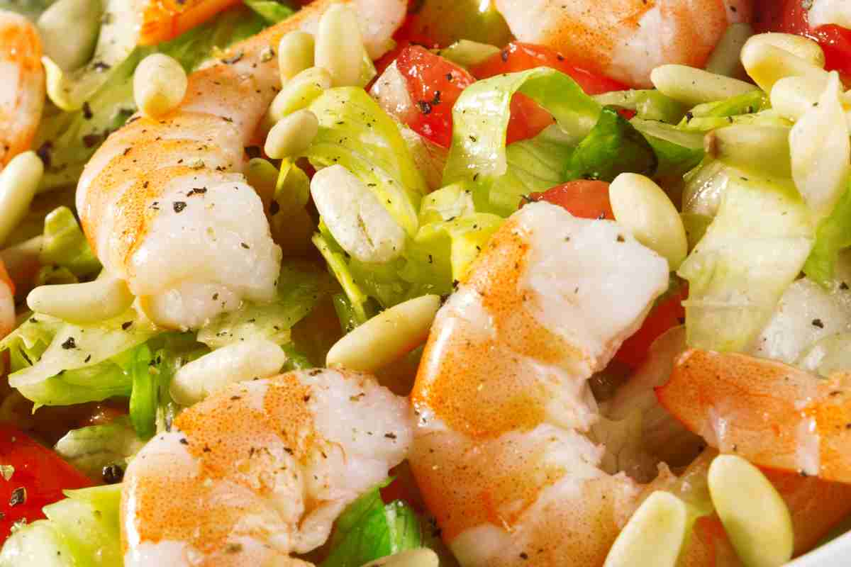 Insalata di gamberi sfiziosa e salutare, con questa ricetta ti rimetti in forma con gusto