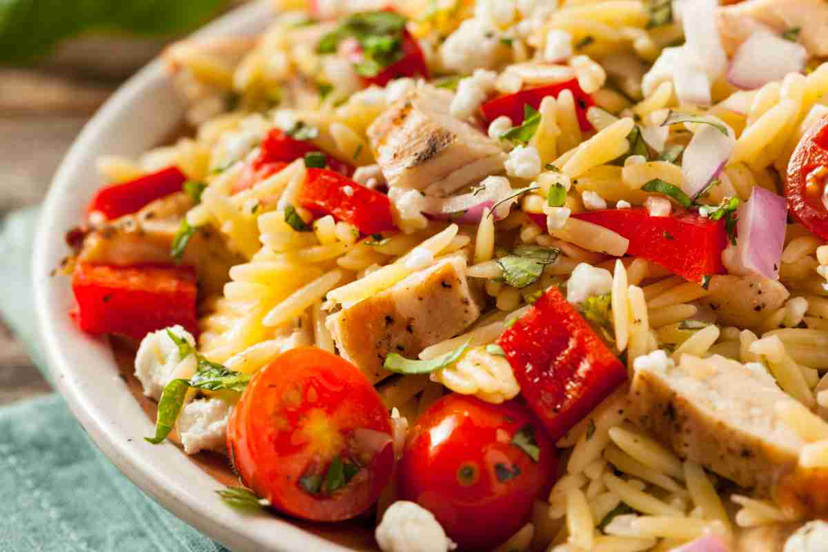 Con questa insalata di pasta pollo e pomodorini facciamo dei picnic super, pronta in pochi minuti